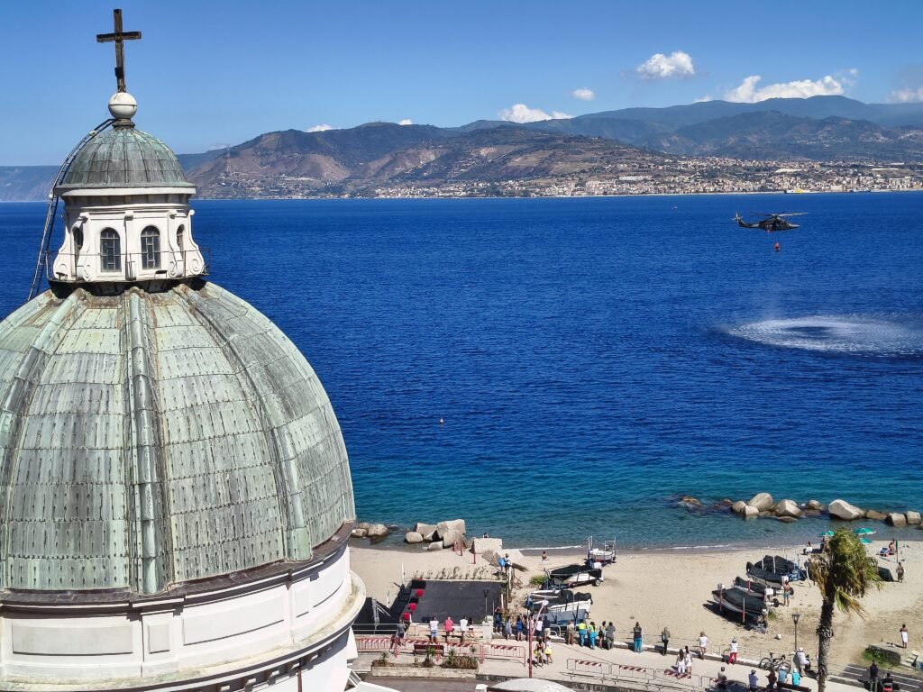 Messina, prove generali dell'Airshow: un elicottero con il Tricolore apre le danze nei cieli dello Stretto 15 WhatsApp Image 2025 08 02 at 17.26.243