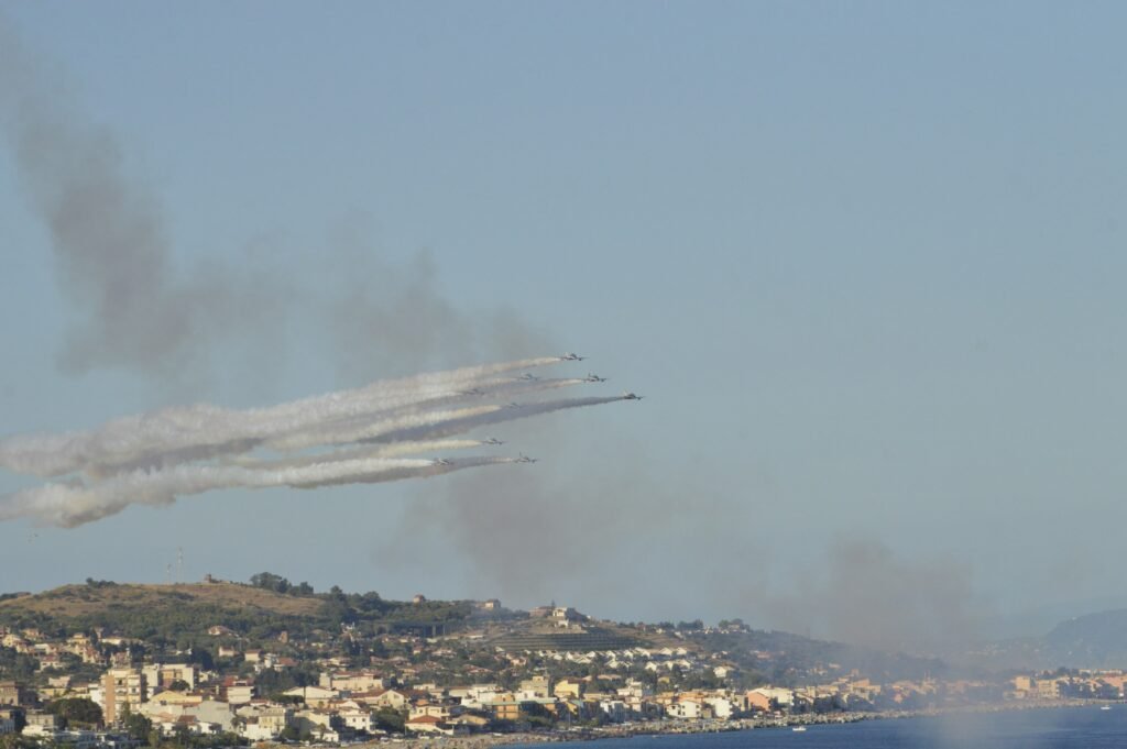 Messina, prove generali dell'Airshow: un elicottero con il Tricolore apre le danze nei cieli dello Stretto 36 WhatsApp Image 2025 08 02 at 18.44.373