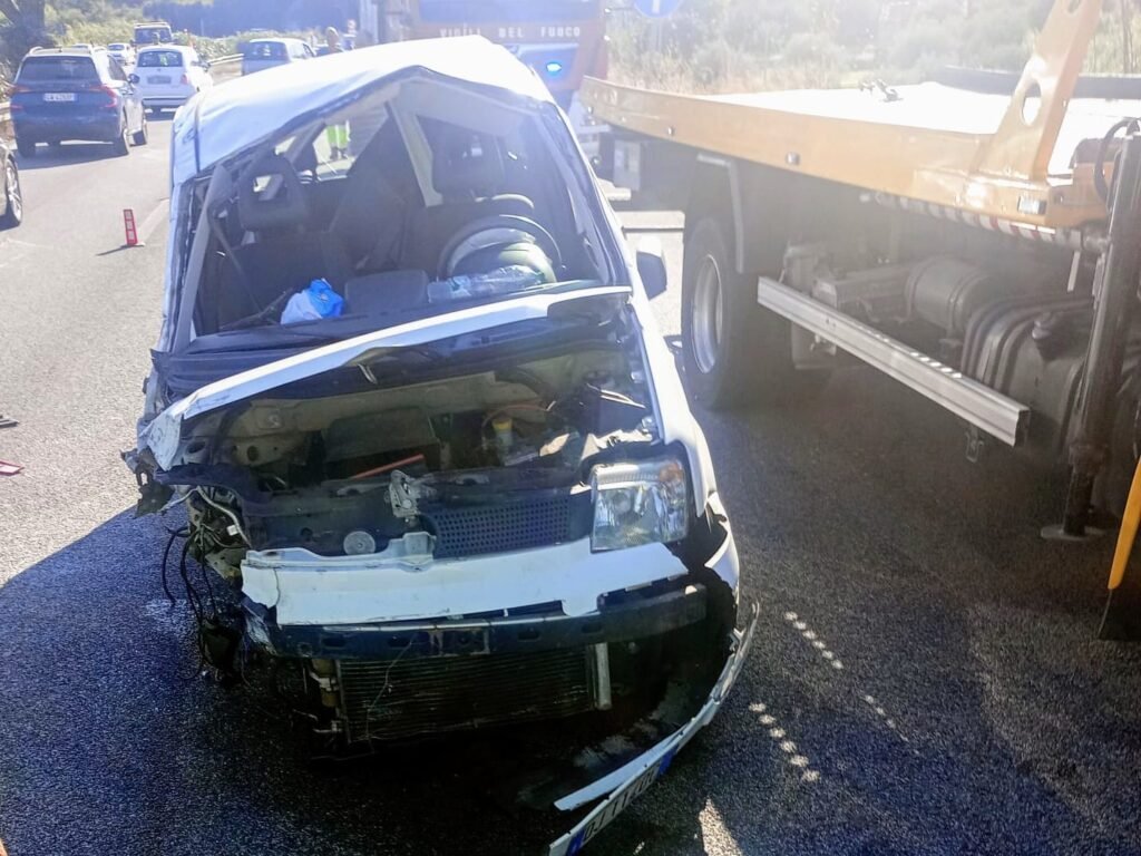 Incidente in A20. Auto sbanda e finisce nella corsia opposta. Una donna ferita 3 Incidente in A20