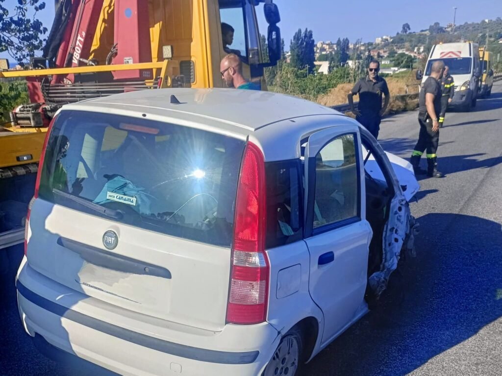 Incidente in A20. Auto sbanda e finisce nella corsia opposta. Una donna ferita 4 Incidente in A20