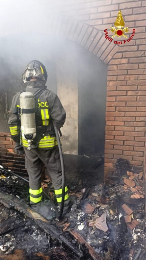 I Vigili del fuoco domano INCENDIO ALLA SILVANETTA di Milazzo. 3 WhatsApp Image 2025 08 04 at 17.29.04
