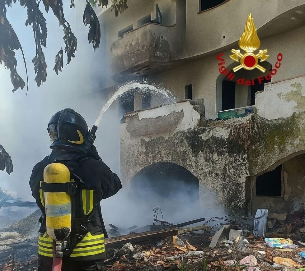 I Vigili del fuoco domano INCENDIO ALLA SILVANETTA di Milazzo. 1 WhatsApp Image 2025 08 04 at 19.32.02