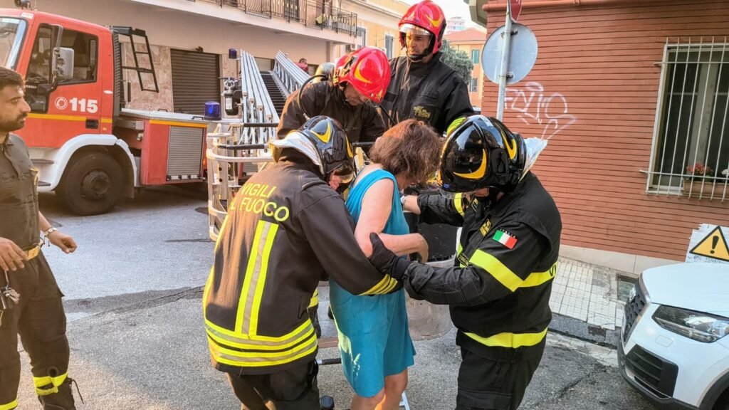 In fiamme contatori della luce di palazzo in via Monsignor Francesco Bruno: i Vigili del Fuoco traggono in salgo residenti e due cani 14 WhatsApp Image 2025 08 14 at 18.47.34