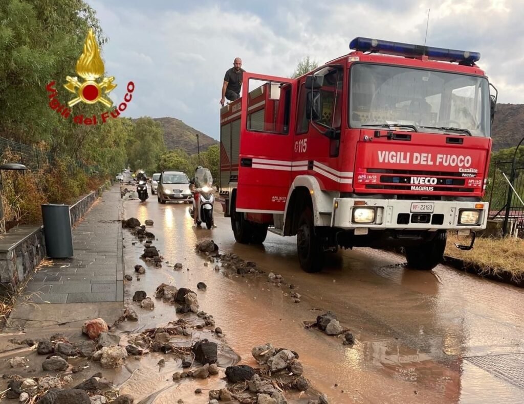 Vulcano - Sul cratere bloccati con una jeep: soccorsi 4 ragazzi dai Vigili del Fuoco 2 WhatsApp Image 2025 08 17 at 10.43.05