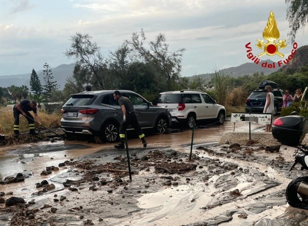 Vulcano - Sul cratere bloccati con una jeep: soccorsi 4 ragazzi dai Vigili del Fuoco 1 WhatsApp Image 2025 08 17 at 10.43.051