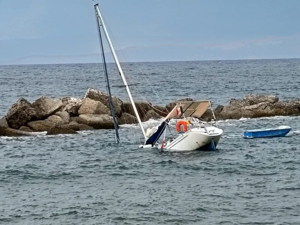 Barca a vela affonda ad Acqualadroni, la Capitaneria di Porto interdice lo specchio d'acqua per il recupero 3 barca a vela affondata acqualadroni