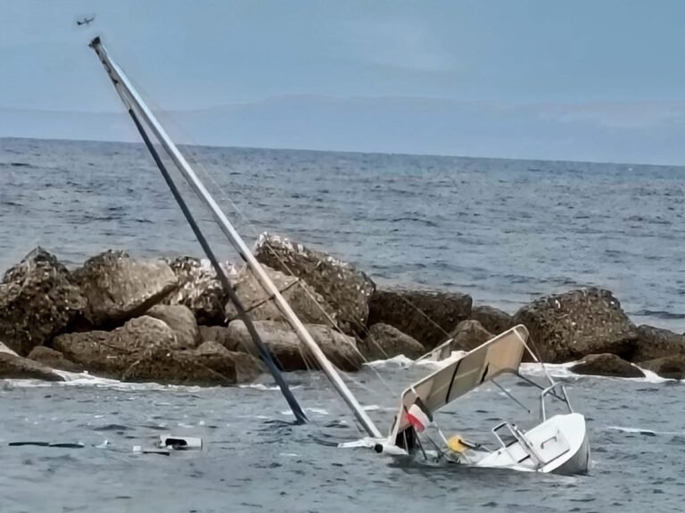 Barca a vela affonda ad Acqualadroni, la Capitaneria di Porto interdice lo specchio d'acqua per il recupero