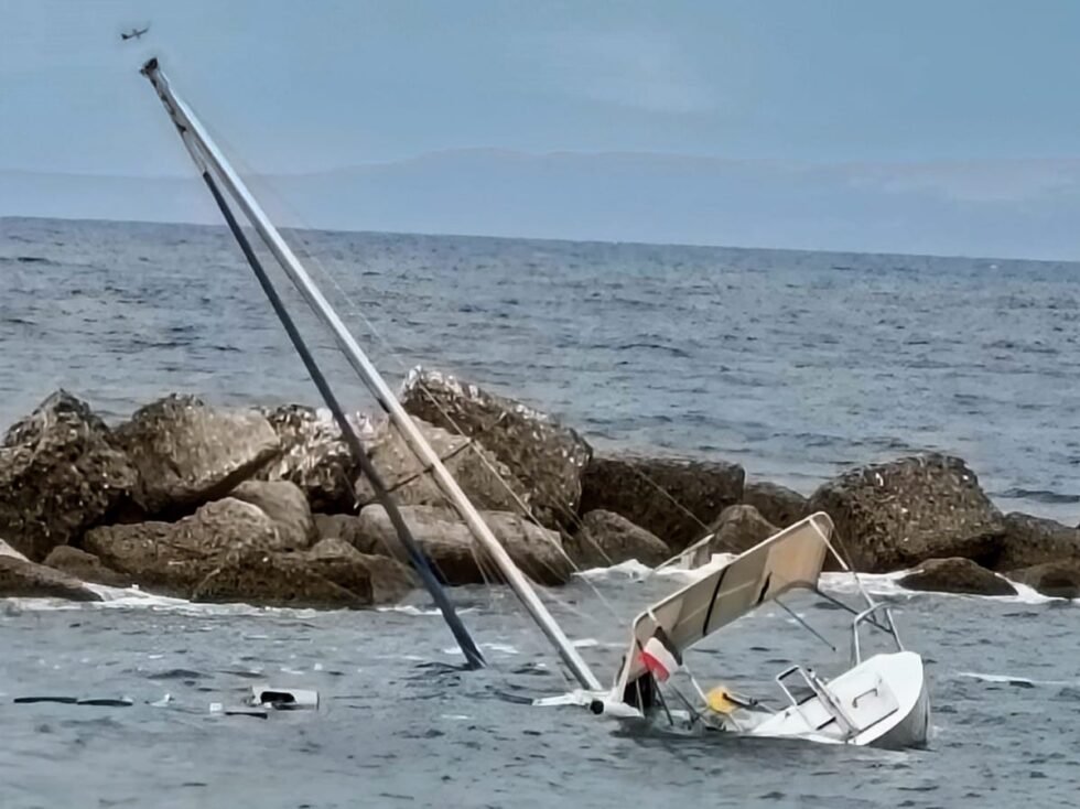 Barca a vela affonda ad Acqualadroni, la Capitaneria di Porto interdice lo specchio d'acqua per il recupero 1 barca a vela affondata acqualadroni 2