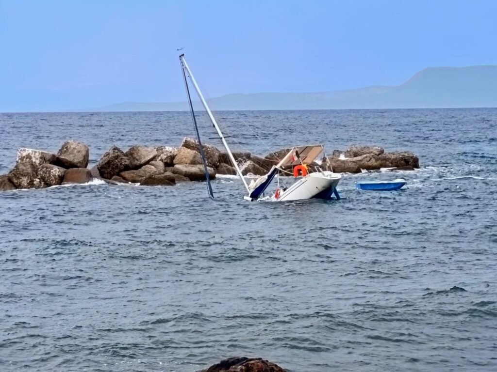 Barca a vela affonda ad Acqualadroni, la Capitaneria di Porto interdice lo specchio d'acqua per il recupero 4 barca a vela affondata acqualadroni