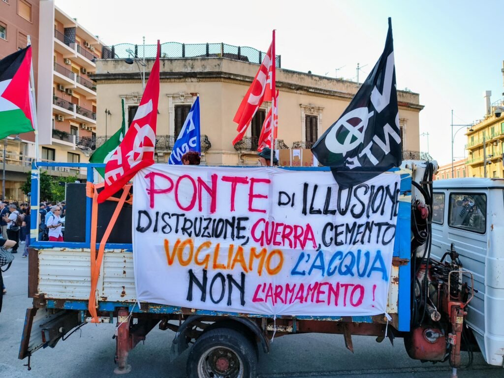 Lo Stretto dei Dubbi: oltre il corteo, le fratture irrisolte del Ponte 3 corteo No Ponte 10 1
