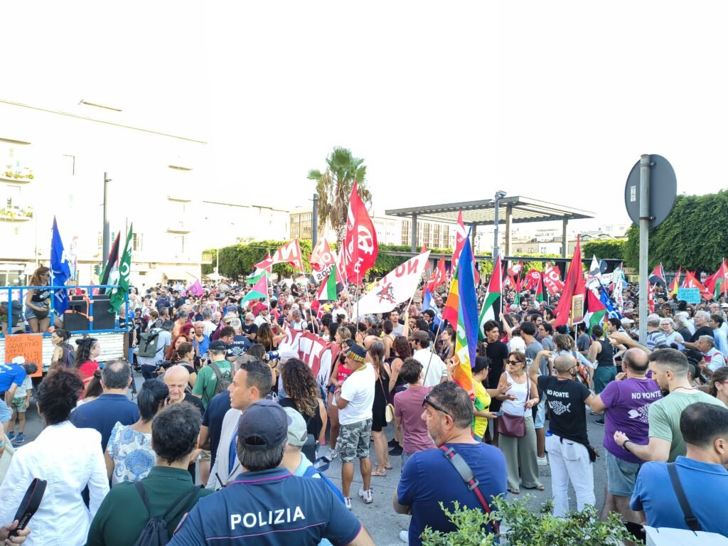 Lo Stretto dei Dubbi: oltre il corteo, le fratture irrisolte del Ponte 4 corteo No Ponte 6