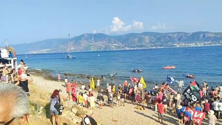 MESSINA NON SI PIEGA: DOPO LA PIAZZA, LA RIVOLTA DEL MARE. LE FELUCHE GUIDANO IL CORTEO NO PONTE.