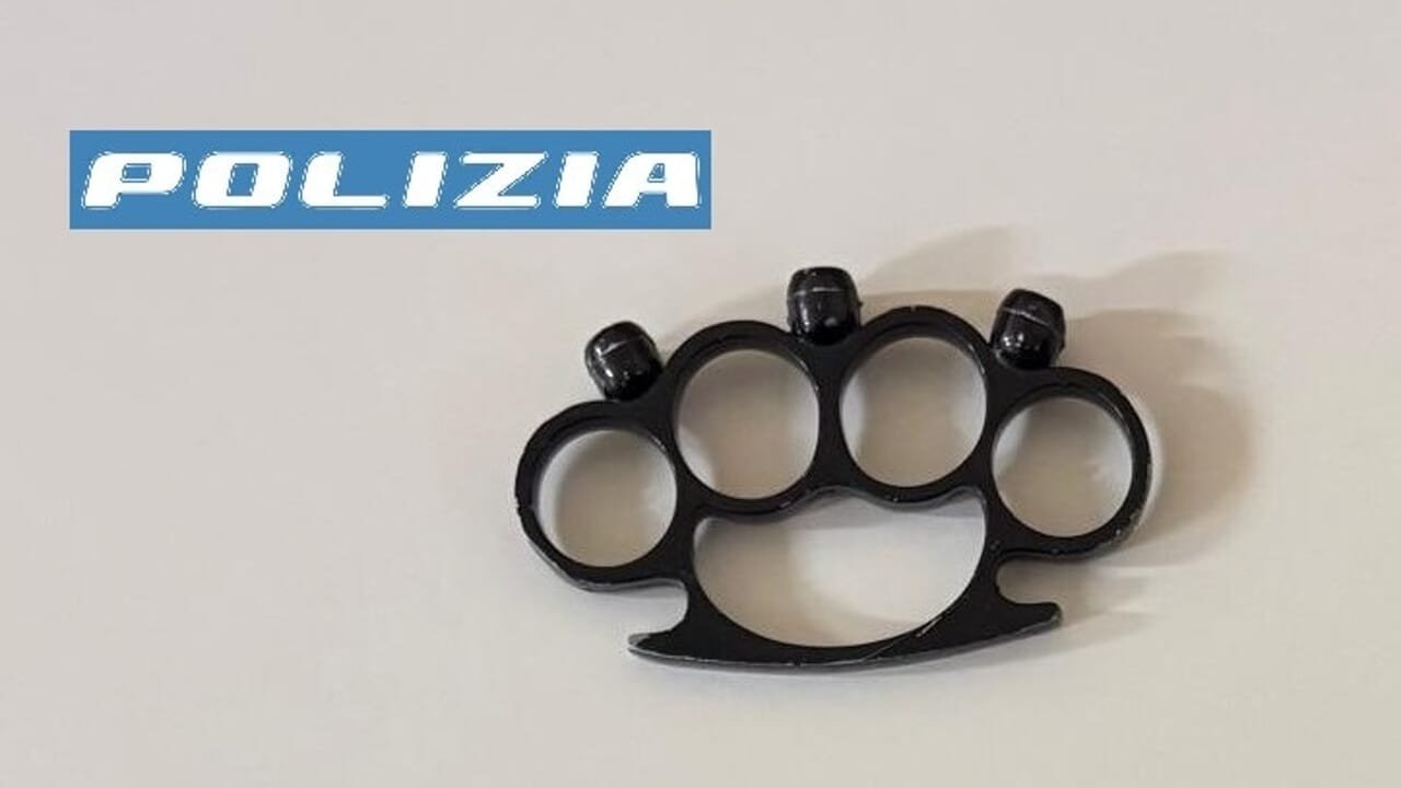 TAORMINA, DROGA, ALCOL E... UN TIRAPUGNI. I CONTROLLI INTERFORZE 5 foto tirapugni sequestrato