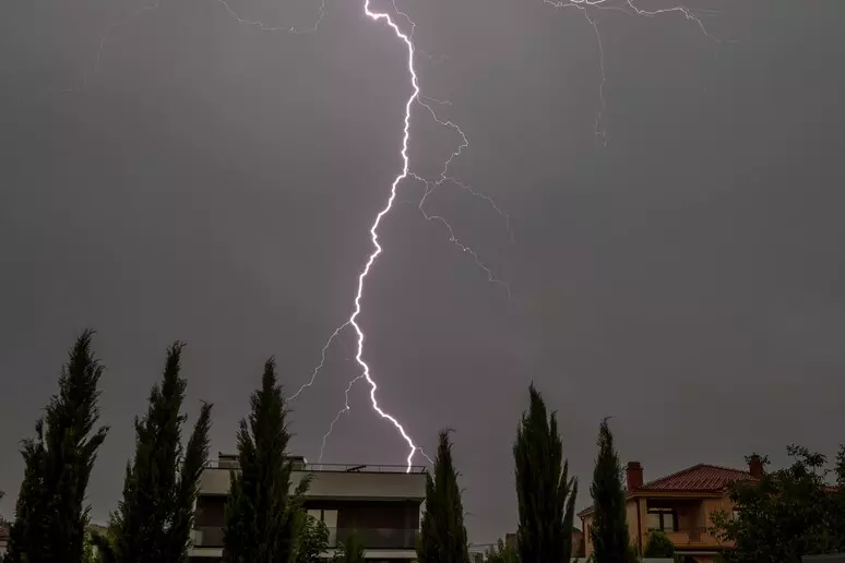 Uomo colpito da un fulmine nel Siracusano, è grave 2 Fulmine