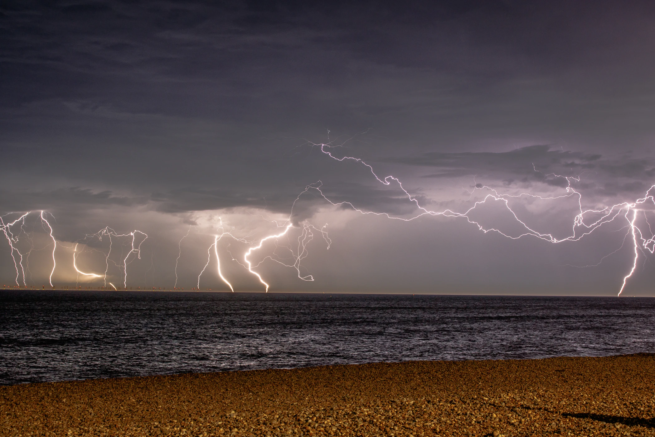 Uomo colpito da un fulmine nel Siracusano, è grave 4 fulmini sul mare orig