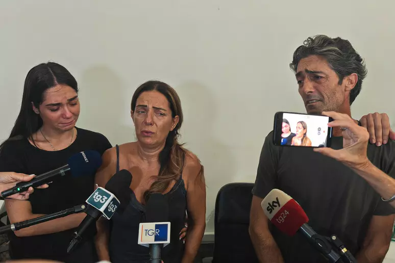 I genitori di Simona, 'vogliamo chiarezza, perché è morta? 1 genitori simona cina