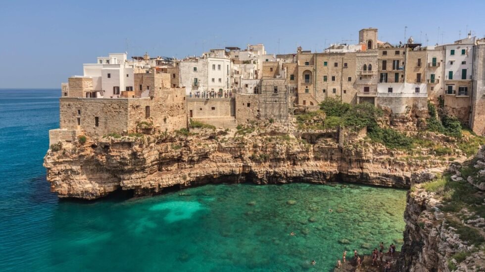 La tragedia di Polignano a Mare, muore un 23enne di Catania dopo un tuffo da una scogliera 1 lama polignano