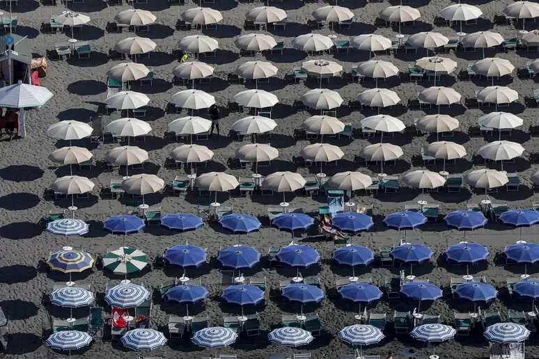 Caldo e traffico sulle strade della Penisola nell'esodo estivo. Nel week end toccherà il picco: attesi quasi 13 milioni di veicoli. 1 Ombrelloni spiagge