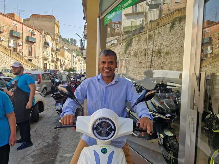 Gli rubano lo scooter, la città glielo ricompra. Abdul, l'Italia è bellissima' 1 Scooter Abdul
