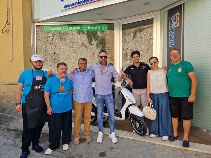 Gli rubano lo scooter, la città glielo ricompra. Abdul, l'Italia è bellissima' 3 Scooter Abdul