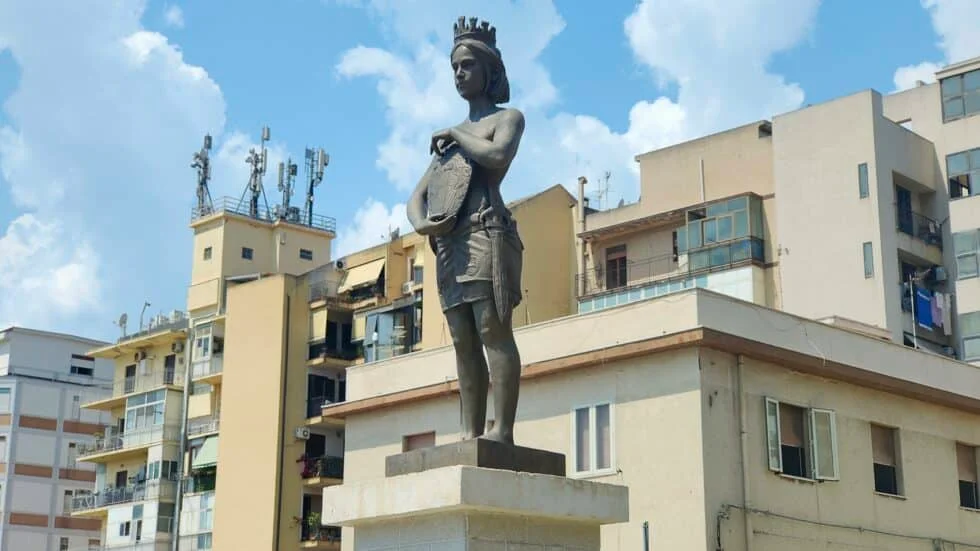 Dalla Sicilia alla Lituania: L'Arte ciclica di Alex Caminiti in residenza a Šiauliai. "Nemo propheta in patria" 5 Statua Messina