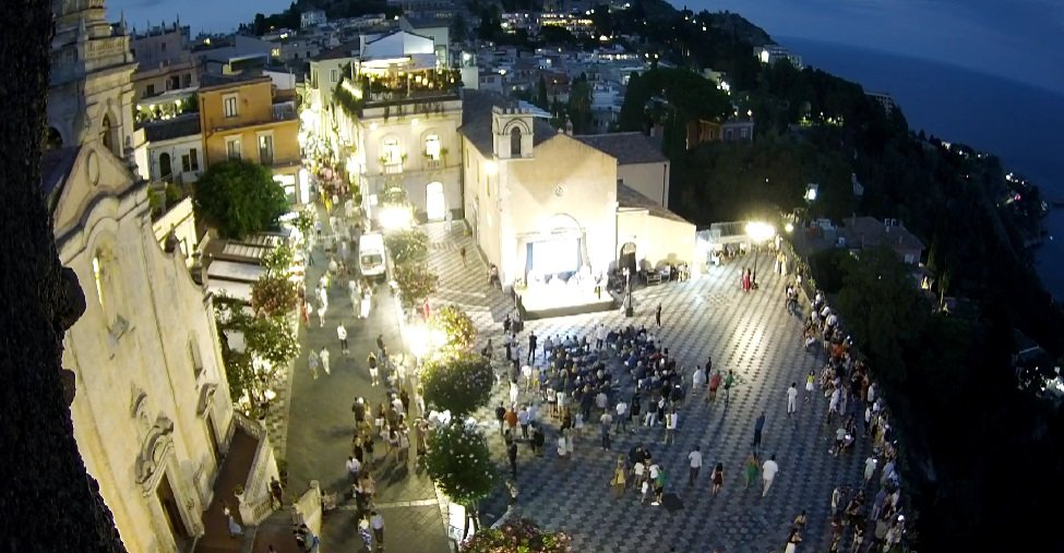 La piazza vuota, specchio della solitudine politica di De Luca 4 taormina piazza