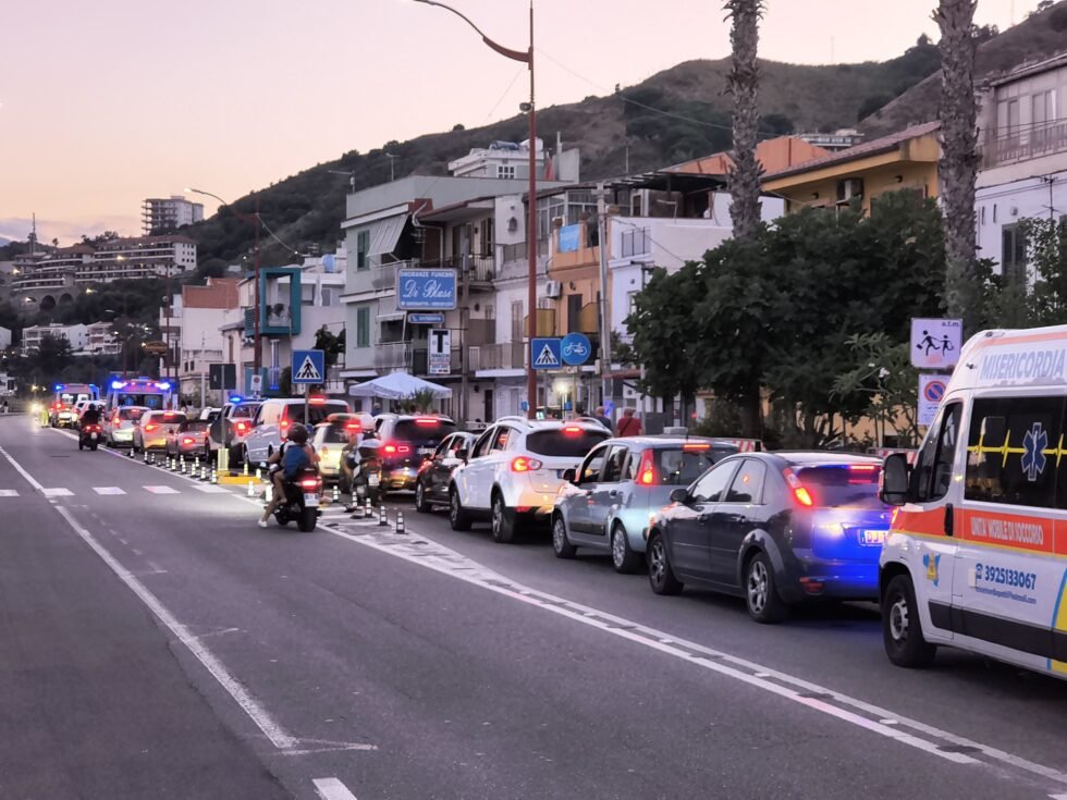 Frecce Tricolori, lo spettacolo in cielo e il caos in terra. E per il Sindaco, la corsia preferenziale 1 traffico dopo frecce