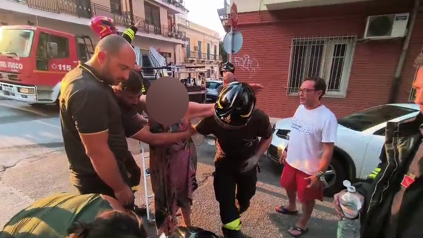 In fiamme contatori della luce di palazzo in via Monsignor Francesco Bruno: i Vigili del Fuoco traggono in salgo residenti e due cani 13 vlcsnap 2025 08 14 18h46m47s427