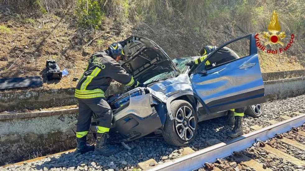 Cefalù, auto fuori strada: vola sui binari della Palermo-Messina. Traffico ferroviario in tilt per ore 1 vvff auto sui binari