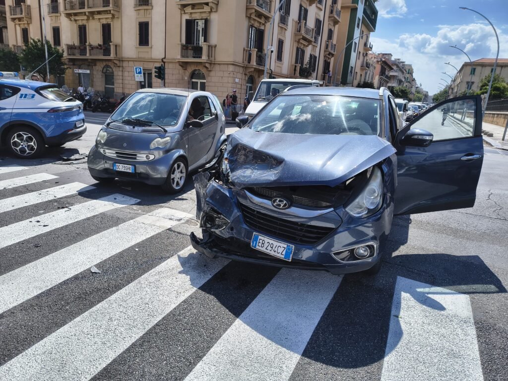 Volante della Polizia e auto si scontrano nei pressi del Tribunale di Messina 3 1000245584