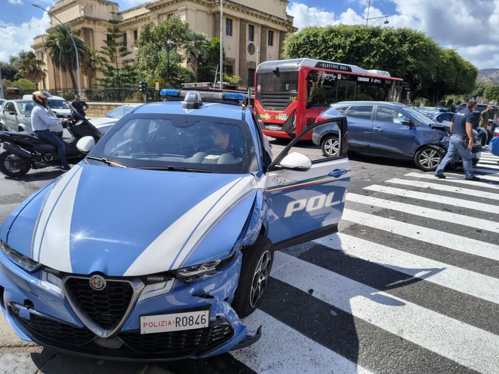 Volante della Polizia e auto si scontrano nei pressi del Tribunale di Messina 2 1000245600