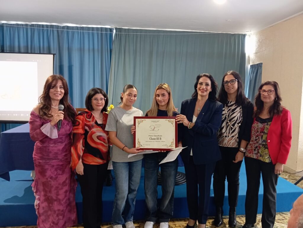 La classe 3°B del Liceo Maurolico si classifica al 1°posto nel concorso letterario in memoria di Rosario Livatino. A consegnare il riconoscimento l' Ufficiale Omri avvocato messinese Silvana Paratore 3 La classe 3°B del Liceo Maurolico si classifica al 1°posto nel concorso letterario in memoria di Rosario Livatino.