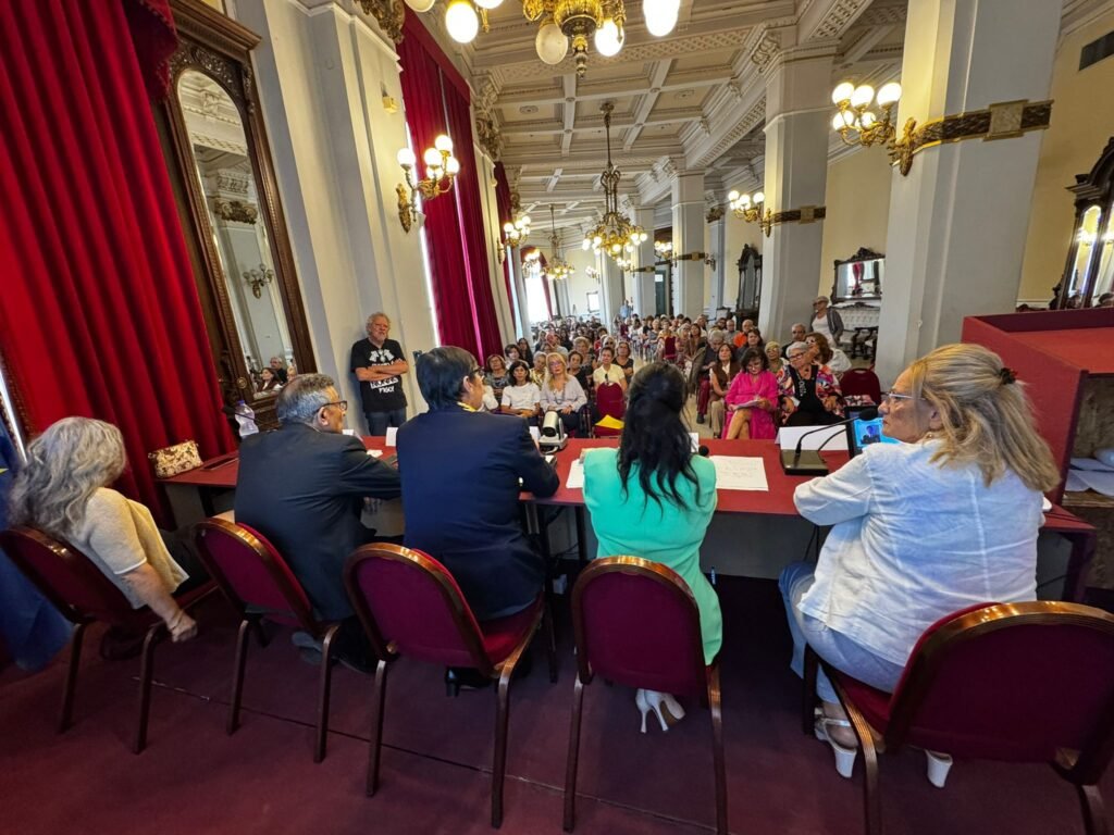 Gremitissimo il Salone degli Specchi per l'incontro "Nonni e terza età". Punti di forza e fragilità 3 FixPlus 20250930 140739404