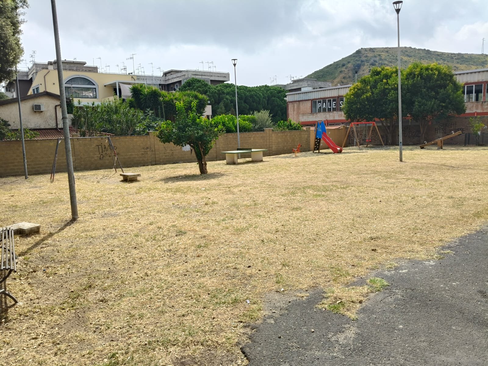 “I BAMBINI FUORI, I CANI DENTRO?” – IL CONSIGLIERE NUNZIO SIGNORINO DENUNCIA IL DEGRADO DELL’AREA GIOCHI DI CAMARO 4 IMG 20250831 WA0002