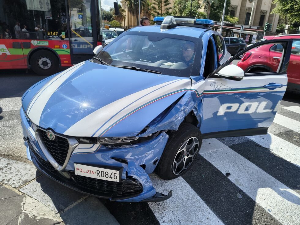 Volante della Polizia e auto si scontrano nei pressi del Tribunale di Messina 1 IMG 20250918 WA0060