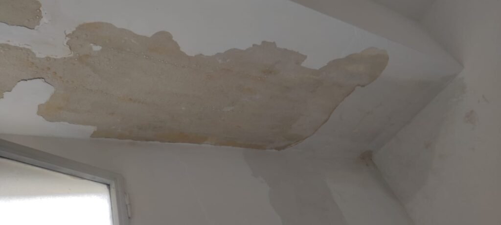 Emergenza abitativa - La lettera "Acqua dal soffitto e fiducia spenta. L'Amministrazione non vede le nostre bacinelle." 3 WhatsApp Image 2025 09 27 at 16.25.47