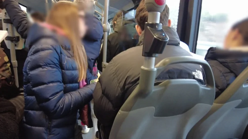 Bus urbani in tangenziale con studenti in piedi: i sindacati denunciano ATM e si appellano a Prefetto e Polizia Stradale 1 in piedi in tangenziale atm
