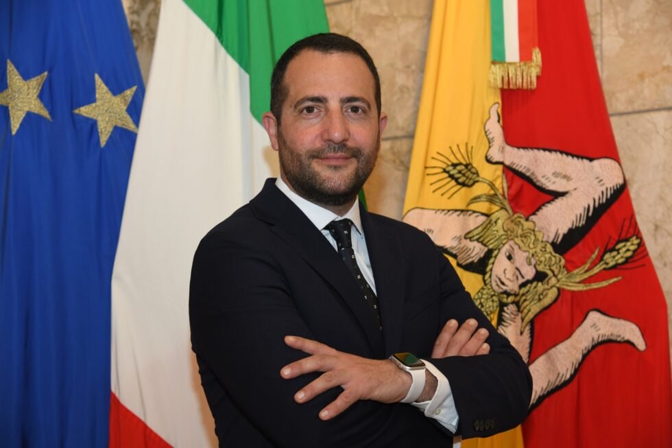 Rifiuti, proroga al 31 ottobre per i bandi Ccr e compostaggio. Colianni: «Con Anci maggiore condivisione degli avvisi agli enti locali» 1 colianni ars