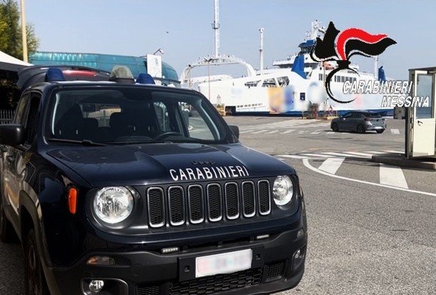 SBARCA A MESSINA CON OLTRE 2,5 KG. DI DROGA. UN 25ENNE ARRESTATO DAI CARABINIERI. 1 foto due 1
