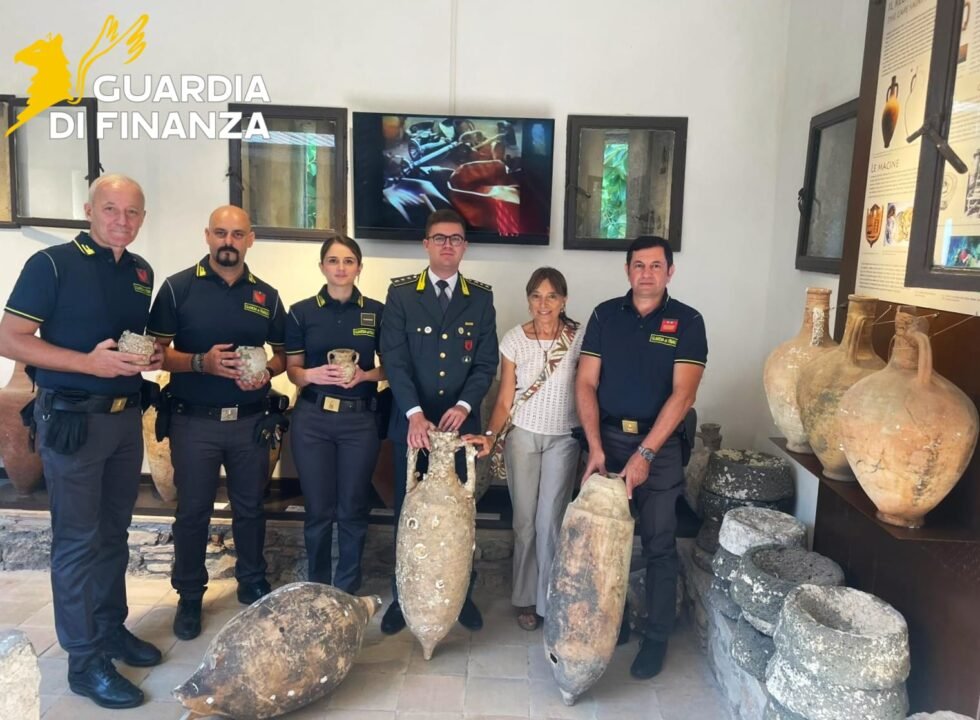 LA GUARDIA DI FINANZA CONSEGNA SEI ANFORE ANTICHE AL “PARCO ARCHEOLOGICO DI NAXOS TAORMINA”, RINVENUTE AI BORDI DEL TORRENTE SANTA VENERA. 1 giardini naxos