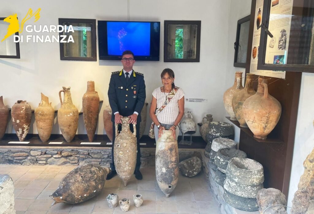 LA GUARDIA DI FINANZA CONSEGNA SEI ANFORE ANTICHE AL “PARCO ARCHEOLOGICO DI NAXOS TAORMINA”, RINVENUTE AI BORDI DEL TORRENTE SANTA VENERA. 3 giardini naxos2
