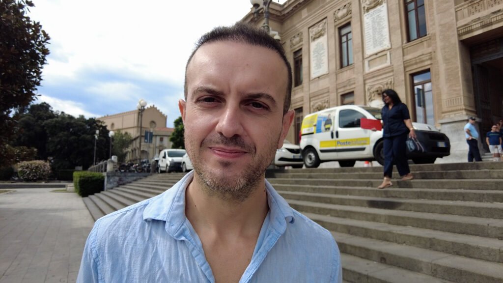 VIDEO - Messina, Home ed ERP - La guerra tra poveri per il click day e lo spettro dei fondi PINQUA: 900 famiglie appese al filo di un fallimento annunciato 2 Il consigliere Cosimo Oteri, capogruppo Lega - Prima l'Italia