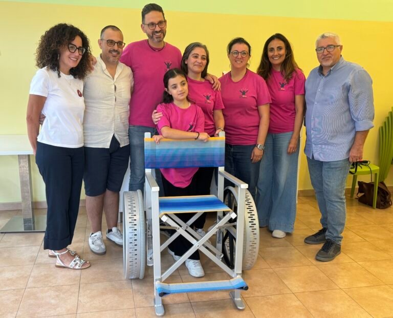 NIZZA DI SICILIA, CENTRO AUTISMO CONSEGNA SEDIA JOB DI ULTIMA GENERAZIONE ALL’ASSOCIAZIONE ‘L'INCANTO DI ADRIANO’ 