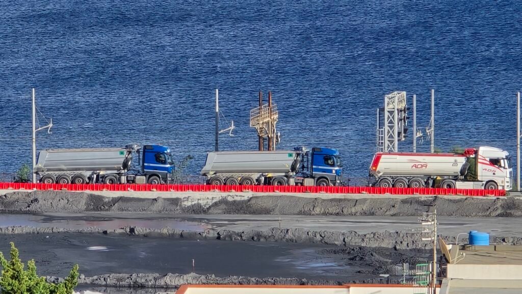 Caos a Contesse per i tir del raddoppio ferroviario: la II Circoscrizione scrive a Basile. "Situazione insostenibile" 2 20250929 165606