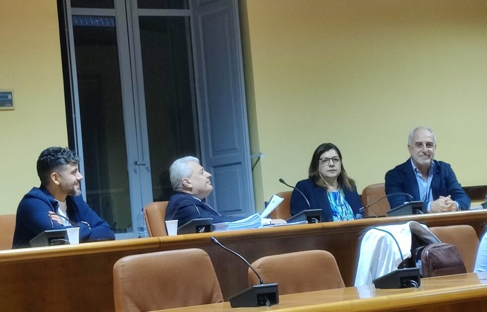 SCANDALO EX ITCG FP MERENDINO: L’INERZIA DEL COMUNE È DANNO ERARIALE! 1 4 Cambiamo capo