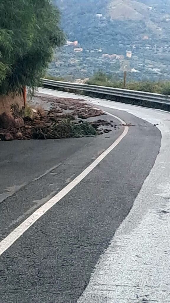 Forza d’Agrò: detriti e fango sulle provinciali 12 e 16, in azione le squadre d'intervento della Città Metropolitana 15 IMG 20251016 WA0011