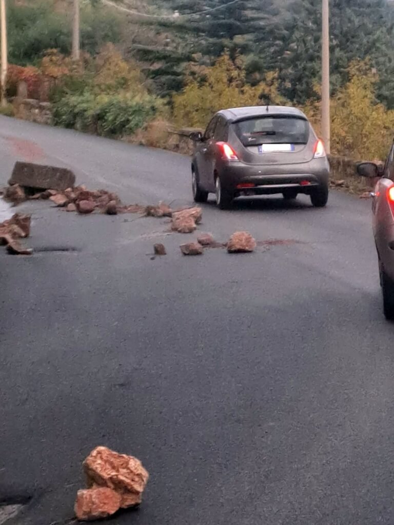 Forza d’Agrò: detriti e fango sulle provinciali 12 e 16, in azione le squadre d'intervento della Città Metropolitana 14 IMG 20251016 WA0015