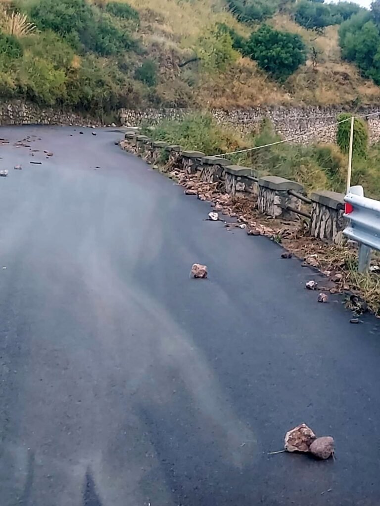 Forza d’Agrò: detriti e fango sulle provinciali 12 e 16, in azione le squadre d'intervento della Città Metropolitana 13 IMG 20251016 WA0017