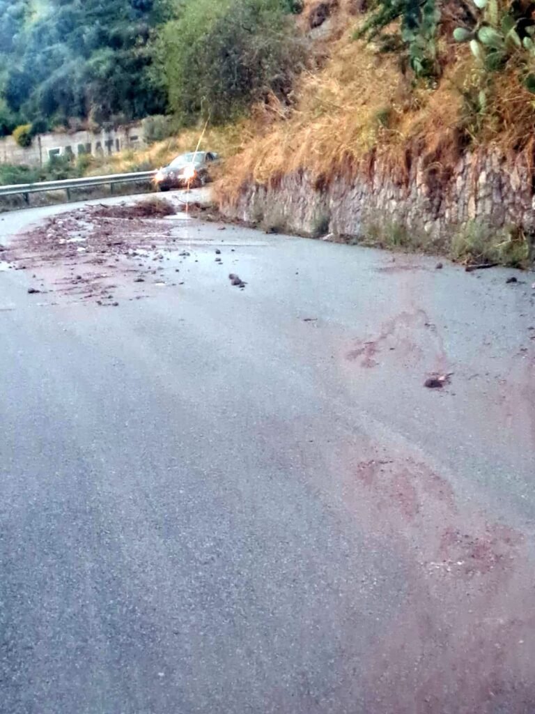 Forza d’Agrò: detriti e fango sulle provinciali 12 e 16, in azione le squadre d'intervento della Città Metropolitana 11 IMG 20251016 WA0021