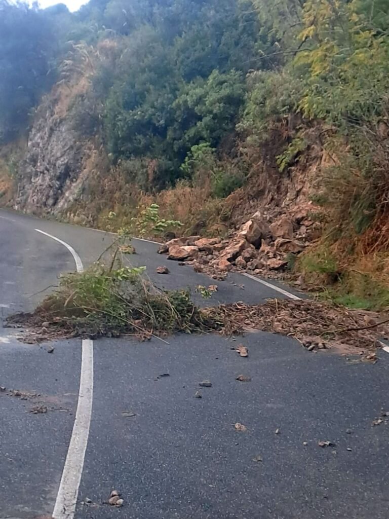 Forza d’Agrò: detriti e fango sulle provinciali 12 e 16, in azione le squadre d'intervento della Città Metropolitana 10 IMG 20251016 WA0022